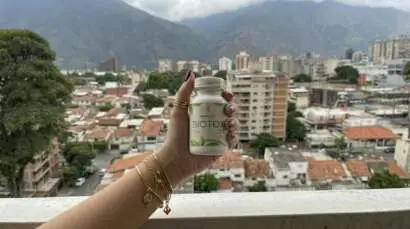 Chica mostrando biotox